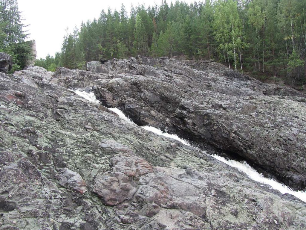Слои застывшей лавы в русле Суны