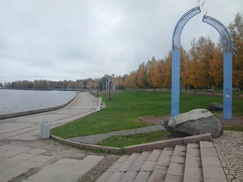 Арка-скульптура на Онежской набережной